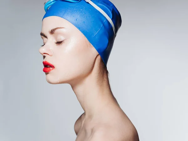 Ritratto di una bella donna con gli occhi chiusi in un berretto da bagno blu primo piano — Foto Stock