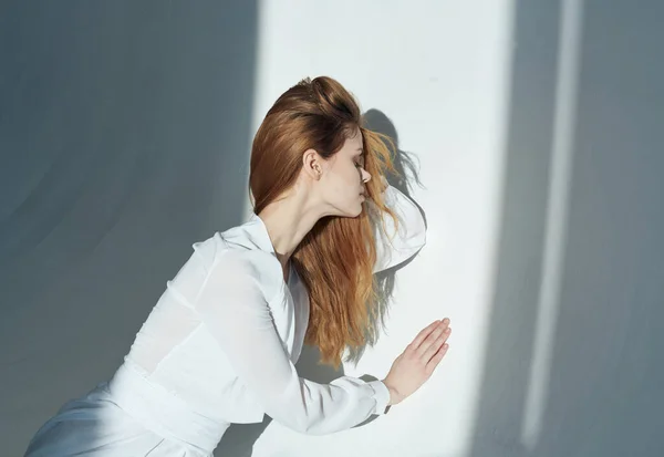 Modelo mulher em roupas leves em ambientes fechados luz solar vista recortada — Fotografia de Stock