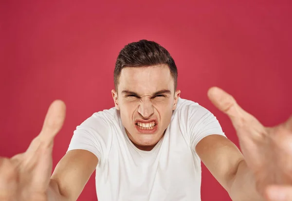 感情的な男怒りの表情白いTシャツ赤い背景 — ストック写真