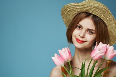 Güzel bir kadın zarif bir şapka yakın plan çiçek buketi.