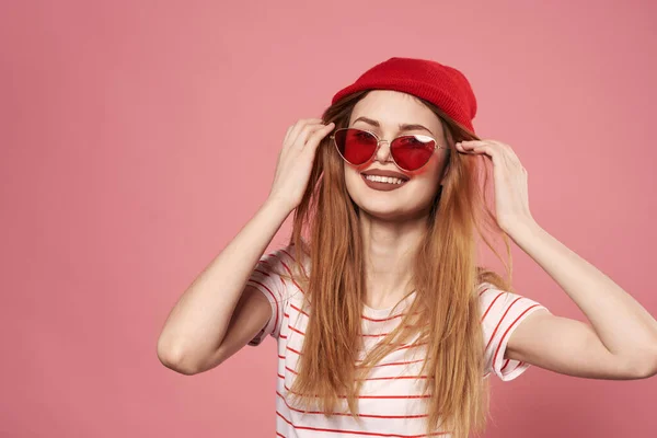 Mooie vrouw elegante stijl mode emoties roze achtergrond — Stockfoto