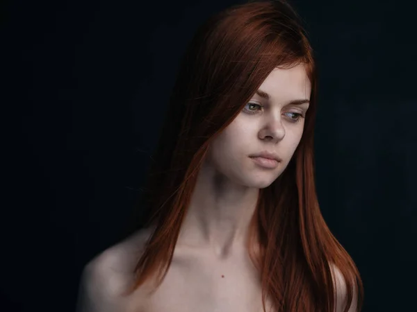 Πορτρέτο μιας γυναίκας με κόκκινα μαλλιά σε μαύρο φόντο γυμνό μοντέλο ώμων — Φωτογραφία Αρχείου