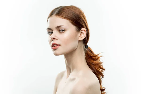 Ładna kobieta makijaż na twarzy nagie ramiona zebrane włosy atrakcyjny wygląd — Zdjęcie stockowe