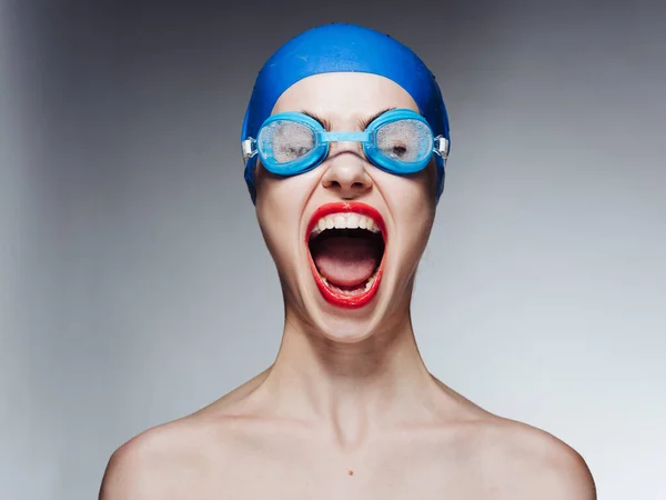 Femme à bouche ouverte et bonnet de bain lunettes lèvres rouges — Photo