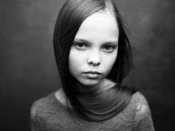 Grau Foto eines Mädchens in einem Ausschnitt Ansicht eines Kleides — Stockfoto
