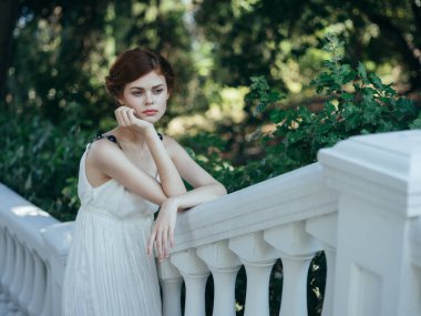 Beyaz elbiseli güzel kadın klasik tarz ve lüks cazibeli doğa tatili
