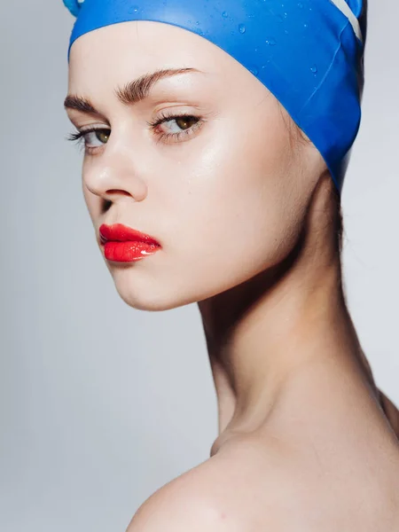 Mulher nua sexy em lábios azuis chapéu de natação vermelho — Fotografia de Stock