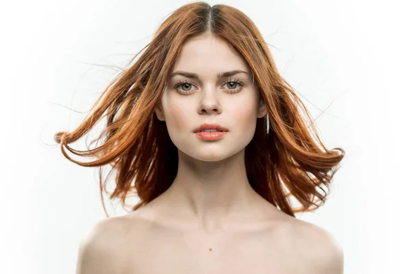 어깨가 베어 있는 빨간 머리 여자 유색인 종 피부 모델 — 스톡 사진