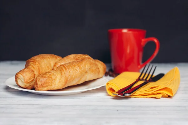 Färska croissanter serverar bord frukost dessert kaffe — Stockfoto