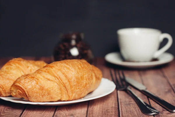 Knusprige Croissants auf einem Teller Küchenutensilien zum Frühstück — Stockfoto