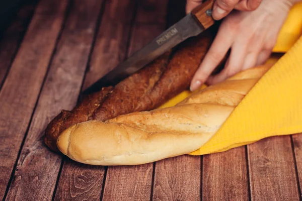 Pão fresco fatiado em uma cozinha de madeira da placa de corte — Fotografia de Stock