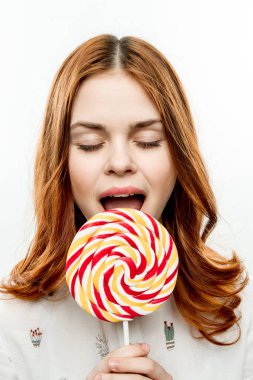 Çok renkli lolipop elleri olan bir kadın tatlı keyfi yapıyor.