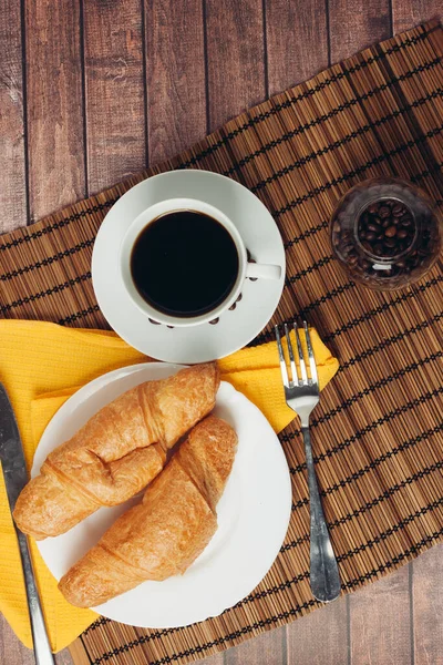Croissants in einem Teller eine Tasse mit einem Getränk eine Mahlzeit Dessertsnack — Stockfoto