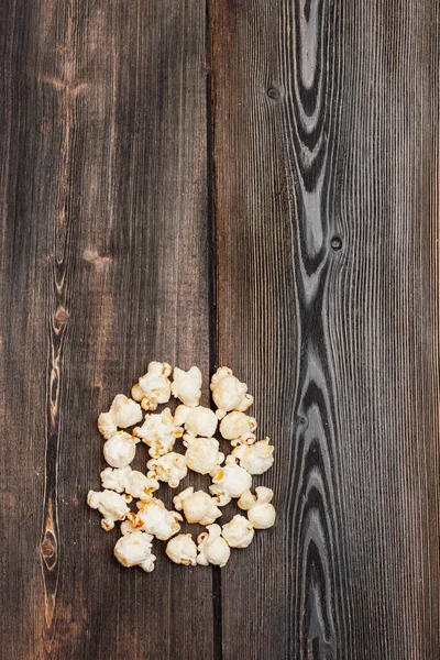 Попкорн на деревянном столе — стоковое фото