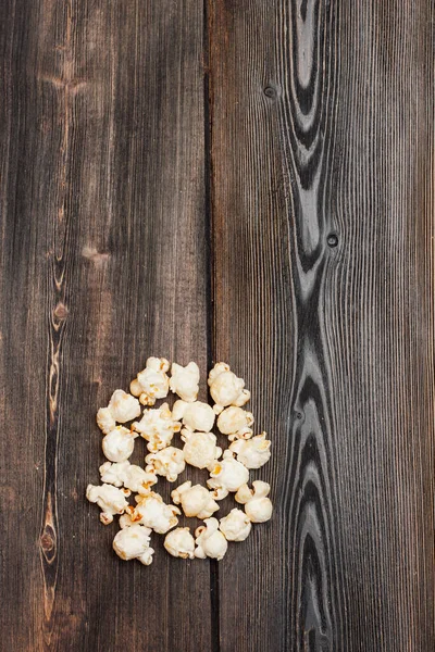 Pipoca em uma mesa de madeira gozo refeição de descanso — Fotografia de Stock