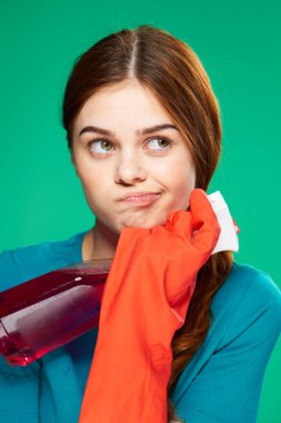 deterjan eldivenli temizlikçi kadın. Profesyonel olarak çalışıyor.