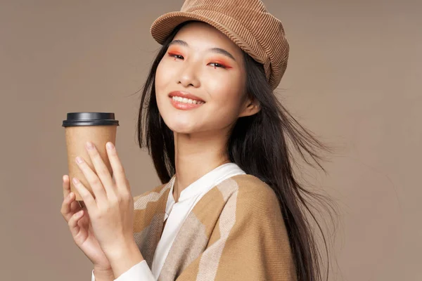 Bonita mujer asiática con taza de café en la mano y modelo de ropa de moda —  Fotos de Stock