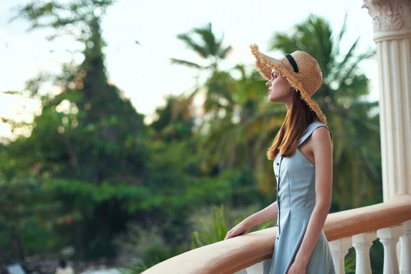 Mulher em um chapéu ao ar livre hotéis férias viagens exóticas — Fotografia de Stock
