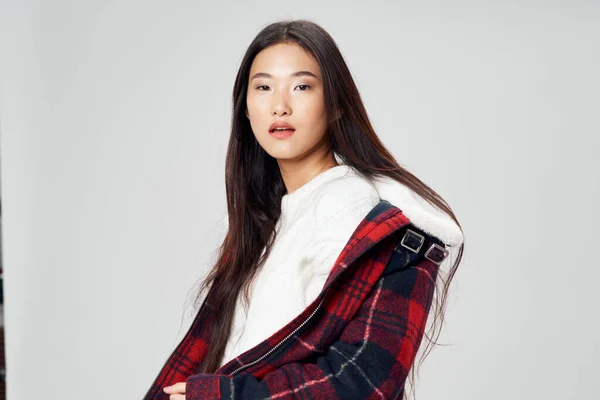 Kvinna asiatisk utseende vinter jacka mode isolerad bakgrund — Stockfoto