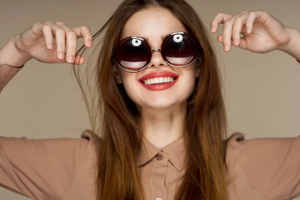 Fashionable woman with glasses smile attractive look close-up — Stock fotografie