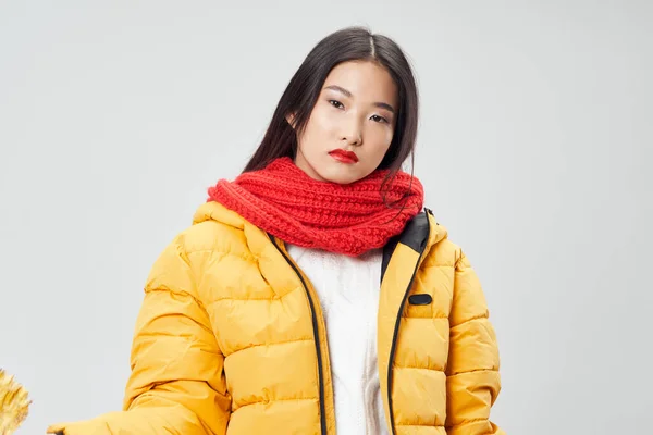 穿着冬季夹克的亚洲女子时尚现代风格 — 图库照片