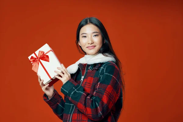 Nő ázsiai megjelenés ajándék karácsony ünnep piros háttér — Stock Fotó