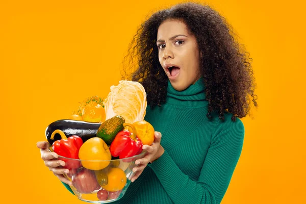 Woman with curly hair vegetables in hands healthy food diet — Foto Stock