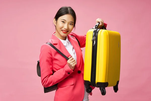 여행 가방에 핑크 색 옷을 입은 아시아 여성 — 스톡 사진