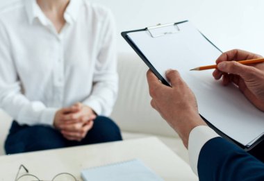 Kanepedeki kadın ve ofisteki iş adamı.