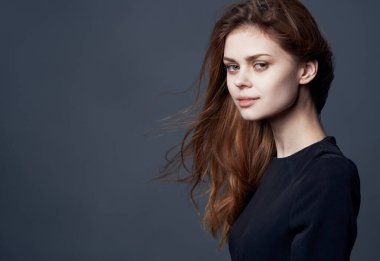 Güzel bir kadın zarif saç modeli lüksüne sahip.