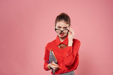 İş kadını kırmızı gömlekli yönetici sekreteri ofisi