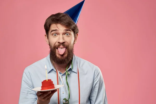 Coche feliz con un pastel sobre un fondo rosa y con una gorra en Copia Vacaciones espaciales cumpleaños — Foto de Stock