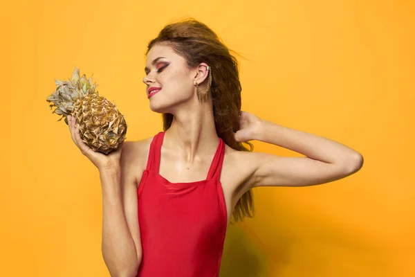 Kvinna med ananas i händerna vit t-shirt Exotisk sommar kul gul bakgrund — Stockfoto