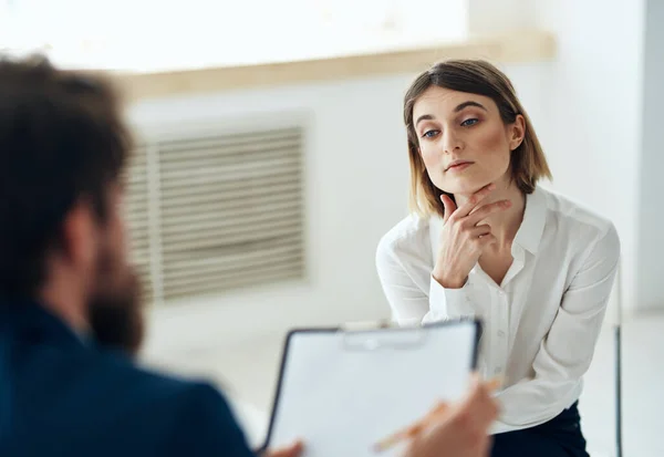 Mujer en consulta con un psicoterapeuta mensaje diagnóstico de salud —  Fotos de Stock