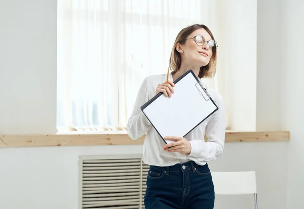 Femme chambre près de fenêtre intérieur Dossier avec documents feuille blanche de papier — Photo