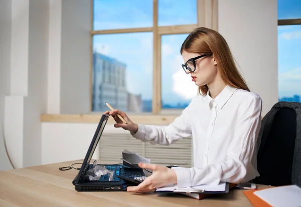 Business femme secrétaire bureau bureau ordinateur portable professionnels — Photo