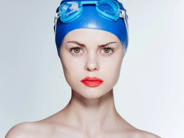 Hermosa mujer labio rojo azul gorra de natación y gafas en su cabeza — Foto de Stock