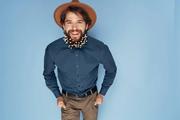 Lindo hombre sombrero barba con flores modelo de estilo elegante —  Fotos de Stock