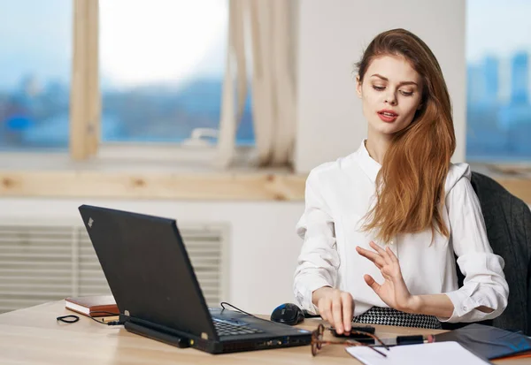 Business woman titkár munkaasztal laptop szakemberek állásmenedzser — Stock Fotó