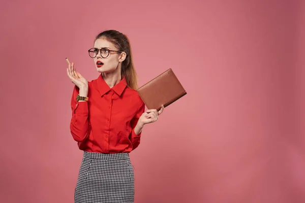 Mulher de negócios terno formal estilo elegante papelada escritório rosa fundo — Fotografia de Stock