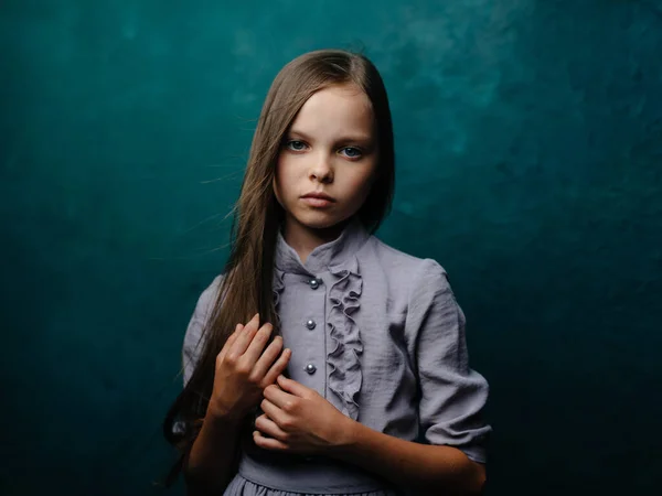 Hermosa niña en un vestido de sol sobre un fondo turquesa y modelo pelo suelto — Foto de Stock