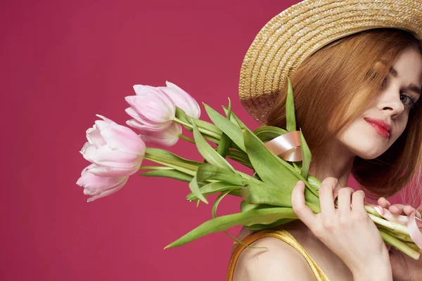 Mulher bonita com um buquê de flores um presente como um estilo de vida elegante — Fotografia de Stock