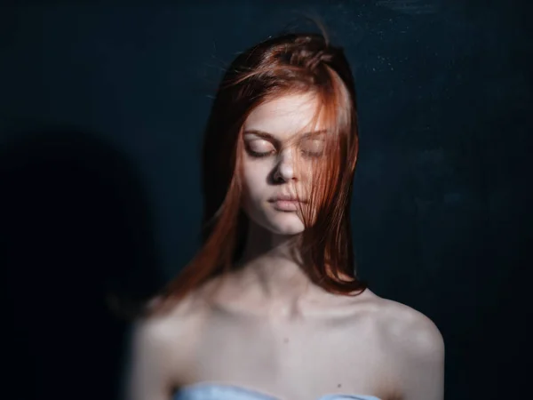暗い背景モデルのクローズアップ肖像上の赤い髪を持つロマンチックな女性 — ストック写真