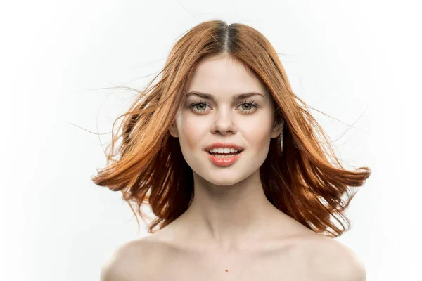 Mulher ruiva com ombros nus sorriso glamour modelo de pele clara — Fotografia de Stock