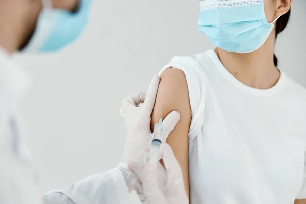 Médico administrando inyección a mujeres infección de laboratorio de vacunación de primer plano en el hombro —  Fotos de Stock