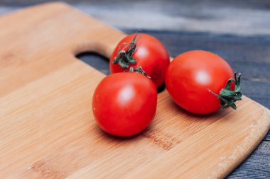 Un ürünü İtalyan makarnası vişneli domates pişiriyor.