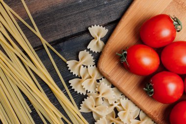 İtalyan kirazlı domates makarnası yapmak için malzemeler.