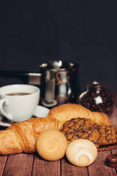 Mjöl produkter för te sötsaker cookies en kopp med en drink frukost — Stockfoto
