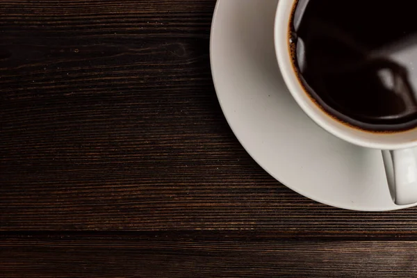 Café caliente en una caja mesa de madera resto desayuno —  Fotos de Stock