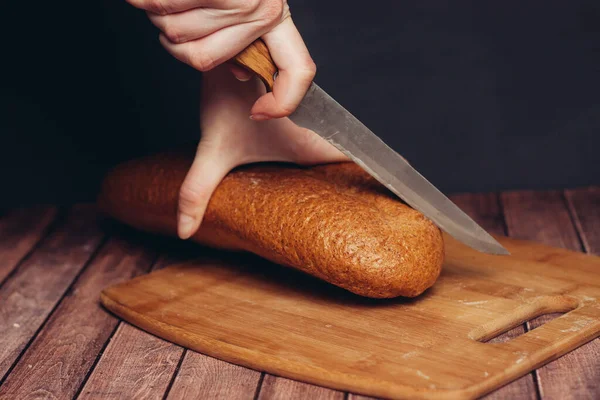 Rebanando pan fresco en un desayuno de tabla de cortar de madera —  Fotos de Stock